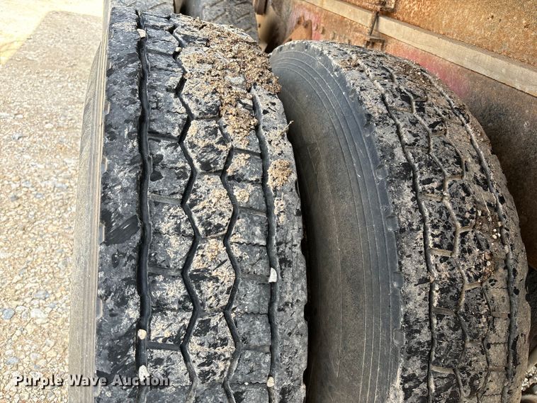 image for item EE7553 1995 International  4900 tank truck