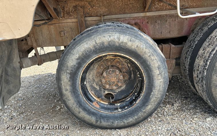 image for item EE7553 1995 International  4900 tank truck