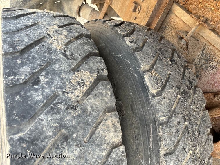 image for item EE7553 1995 International  4900 tank truck