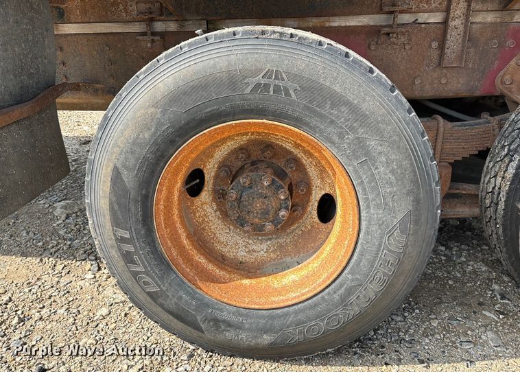 image for item EE7553 1995 International  4900 tank truck