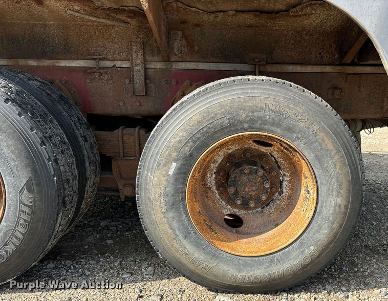 image for item EE7553 1995 International  4900 tank truck