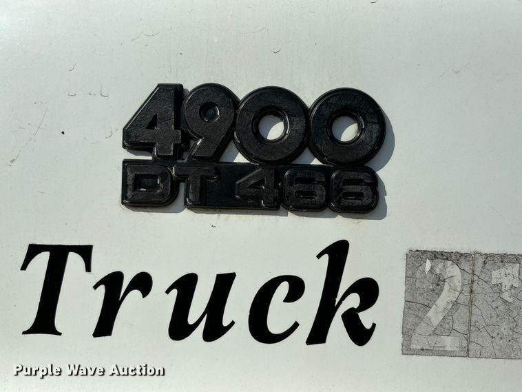 image for item EE7553 1995 International  4900 tank truck