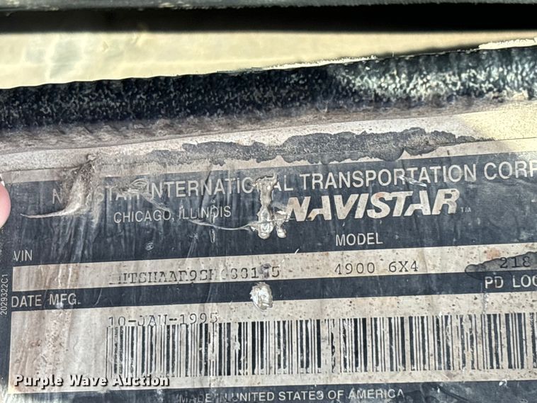 image for item EE7553 1995 International  4900 tank truck