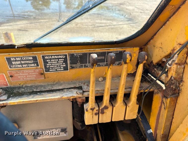 image for item EE7572 1979 Pettibone 36 crane