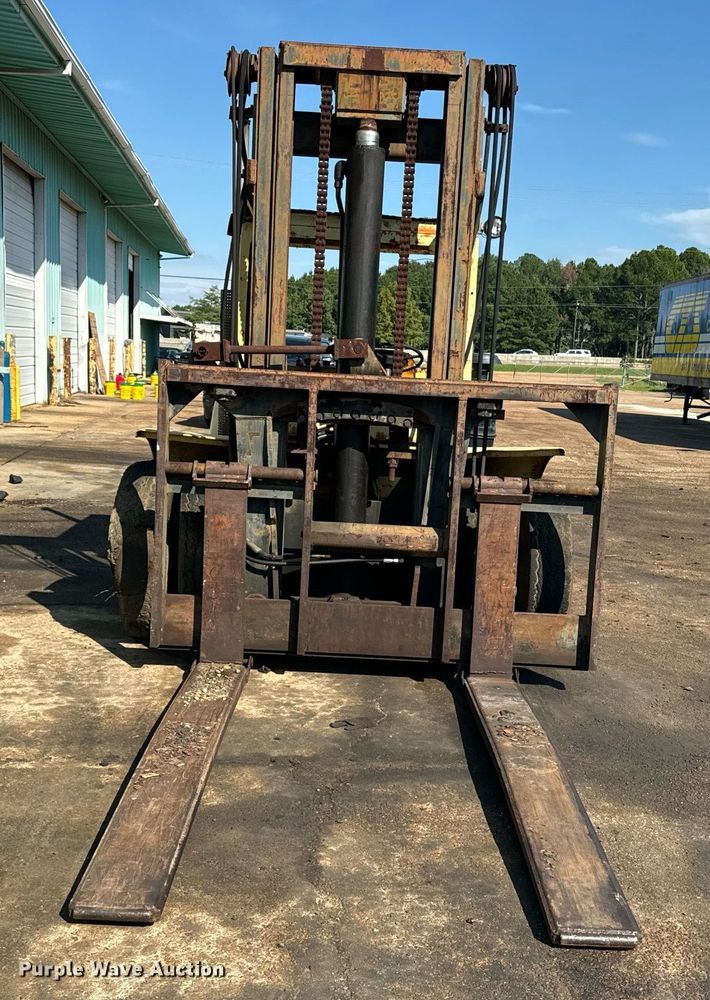 image for item EE7573 1981 Hyster H200E forklift