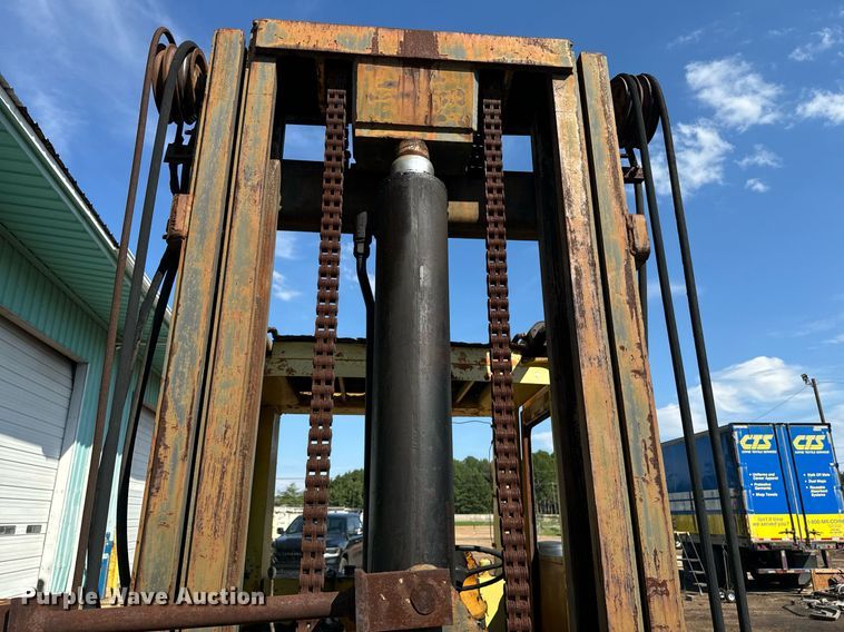 image for item EE7573 1981 Hyster H200E forklift