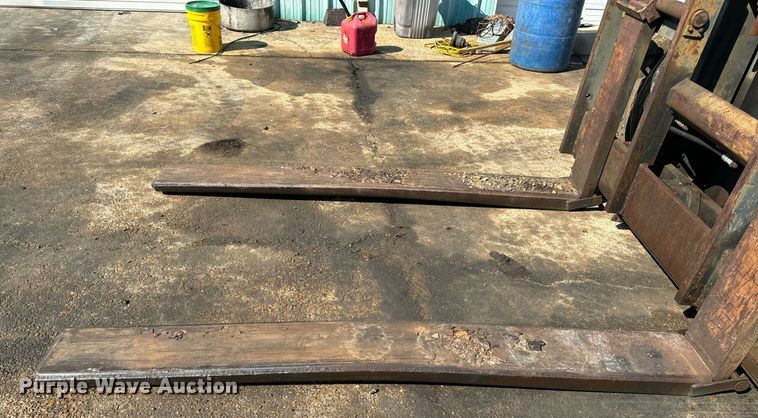 image for item EE7573 1981 Hyster H200E forklift