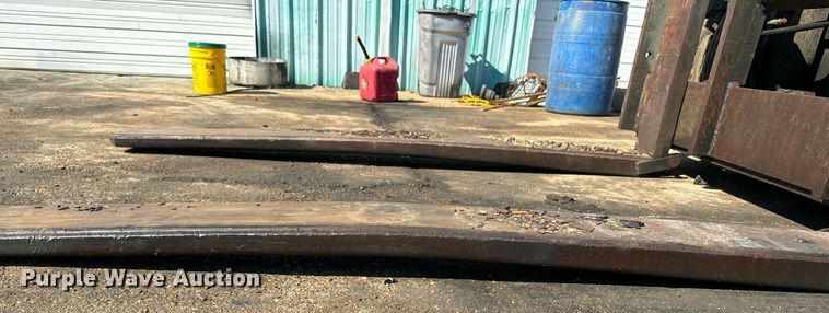 image for item EE7573 1981 Hyster H200E forklift