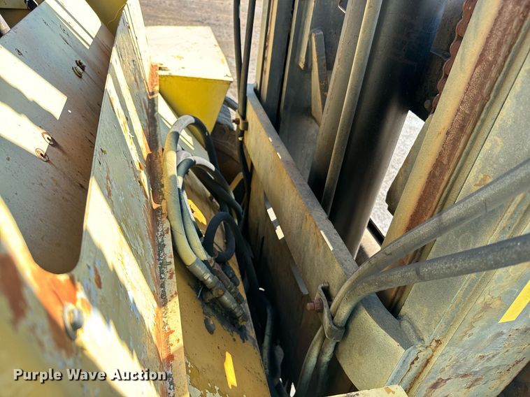 image for item EE7573 1981 Hyster H200E forklift
