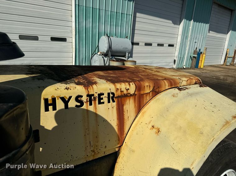 image for item EE7573 1981 Hyster H200E forklift