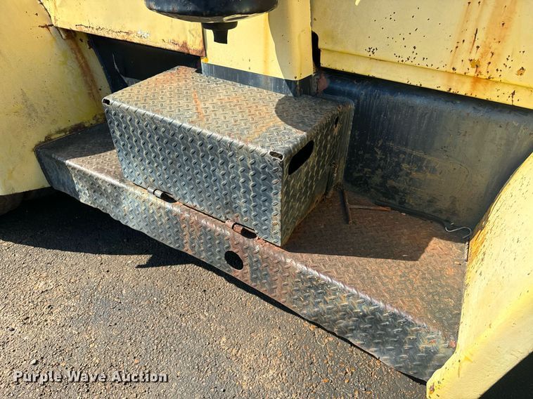 image for item EE7573 1981 Hyster H200E forklift