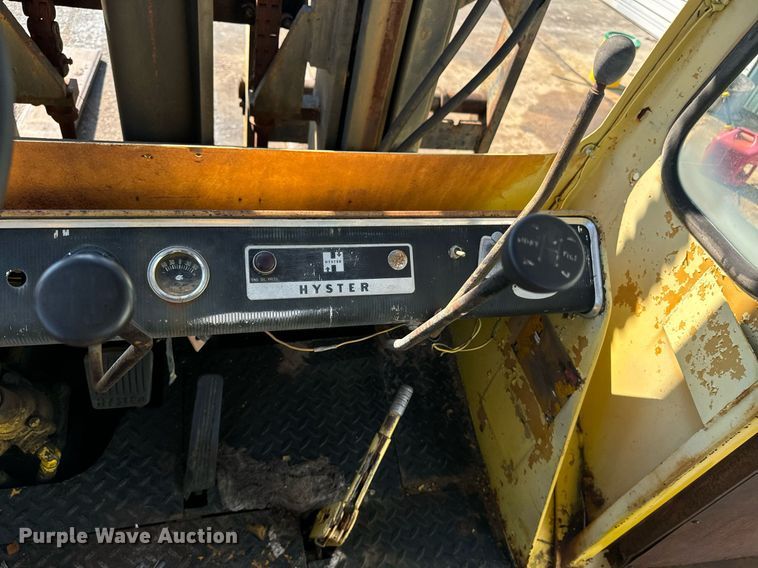 image for item EE7573 1981 Hyster H200E forklift