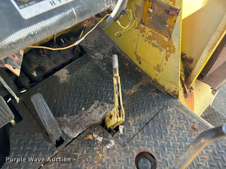 image for item EE7573 1981 Hyster H200E forklift