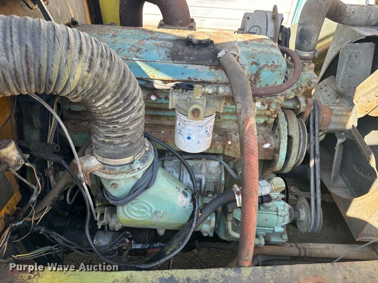 image for item EE7573 1981 Hyster H200E forklift