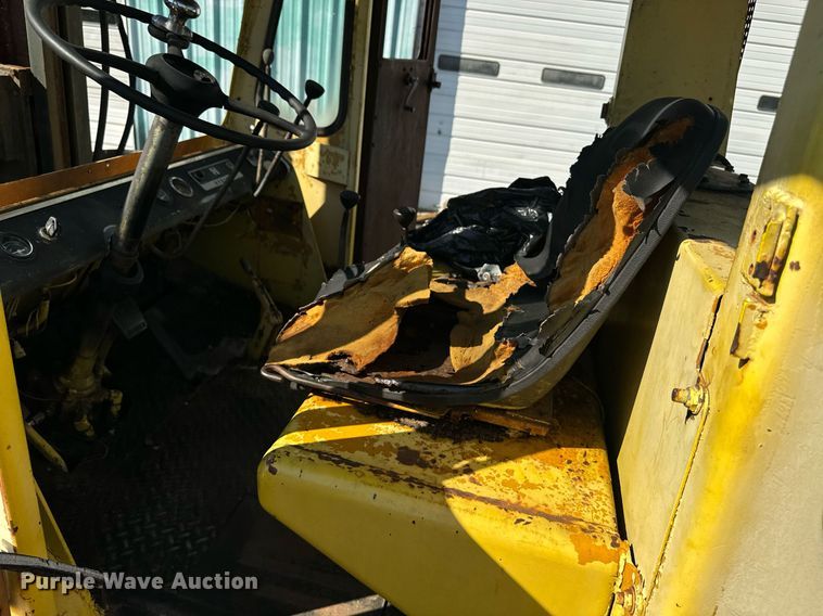 image for item EE7573 1981 Hyster H200E forklift