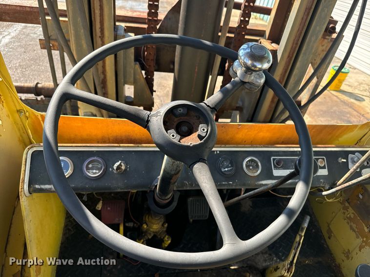 image for item EE7573 1981 Hyster H200E forklift