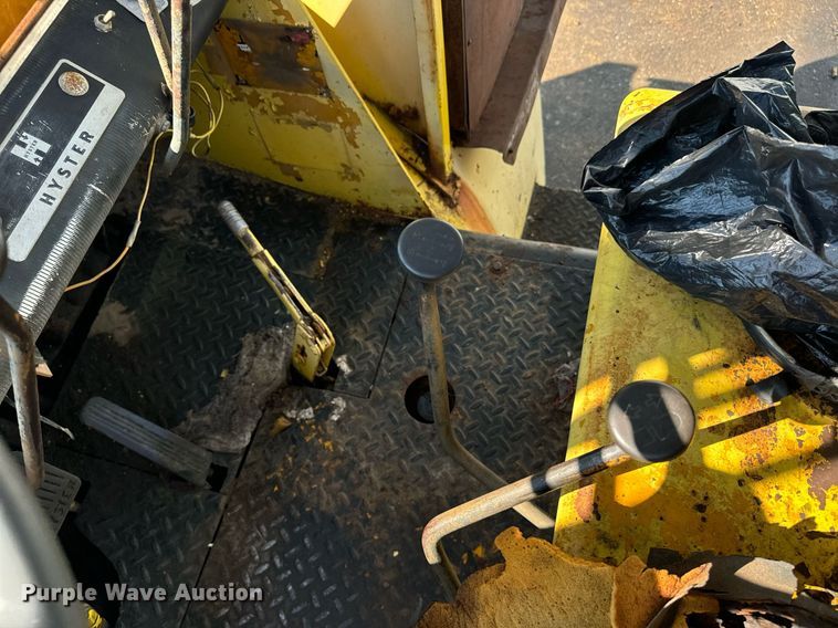 image for item EE7573 1981 Hyster H200E forklift