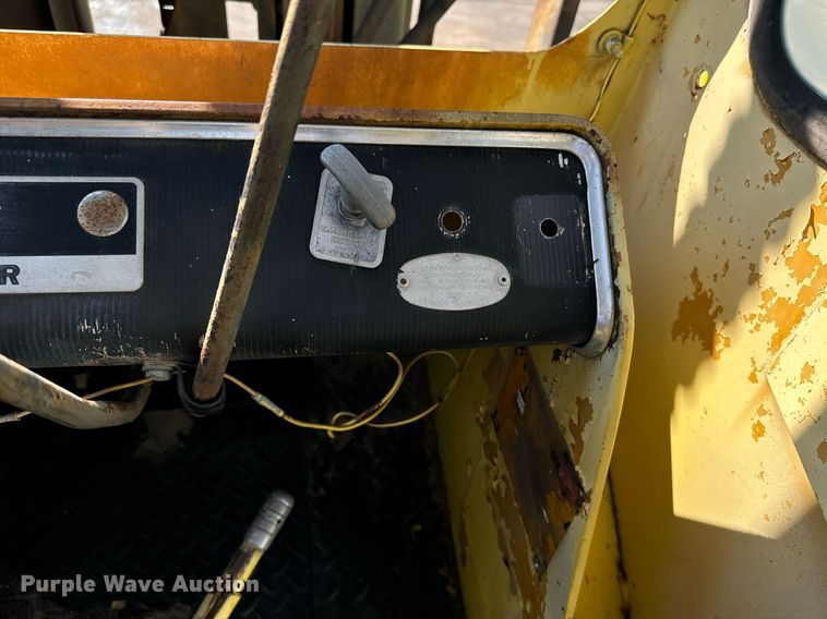 image for item EE7573 1981 Hyster H200E forklift