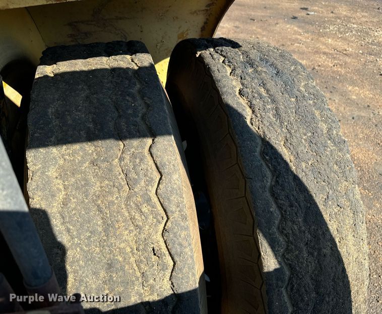 image for item EE7573 1981 Hyster H200E forklift