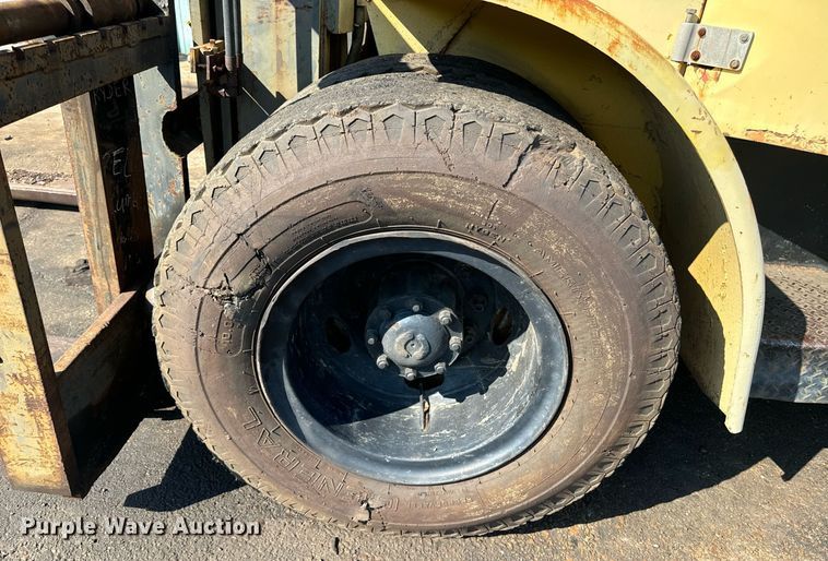 image for item EE7573 1981 Hyster H200E forklift