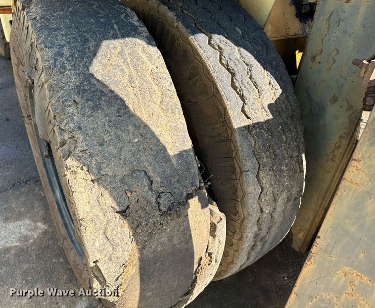 image for item EE7573 1981 Hyster H200E forklift