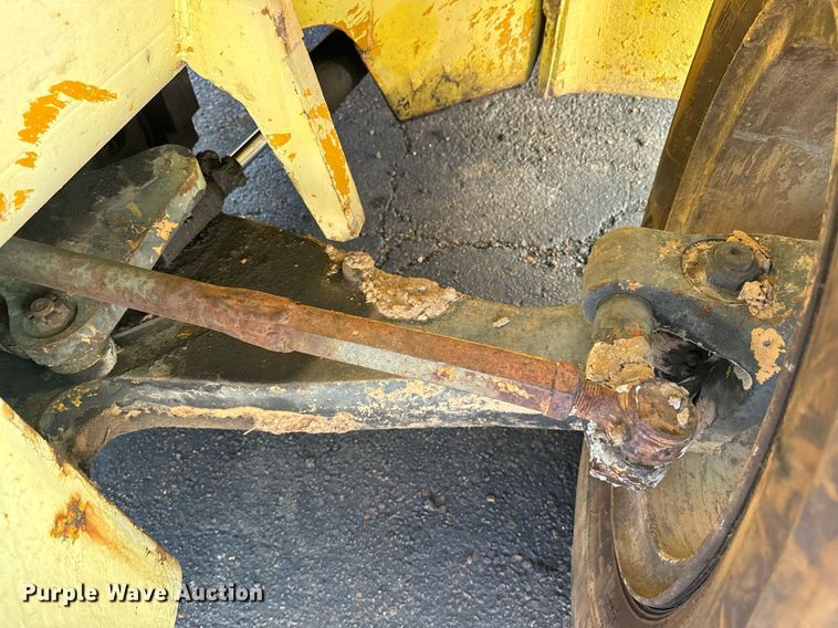 image for item EE7573 1981 Hyster H200E forklift