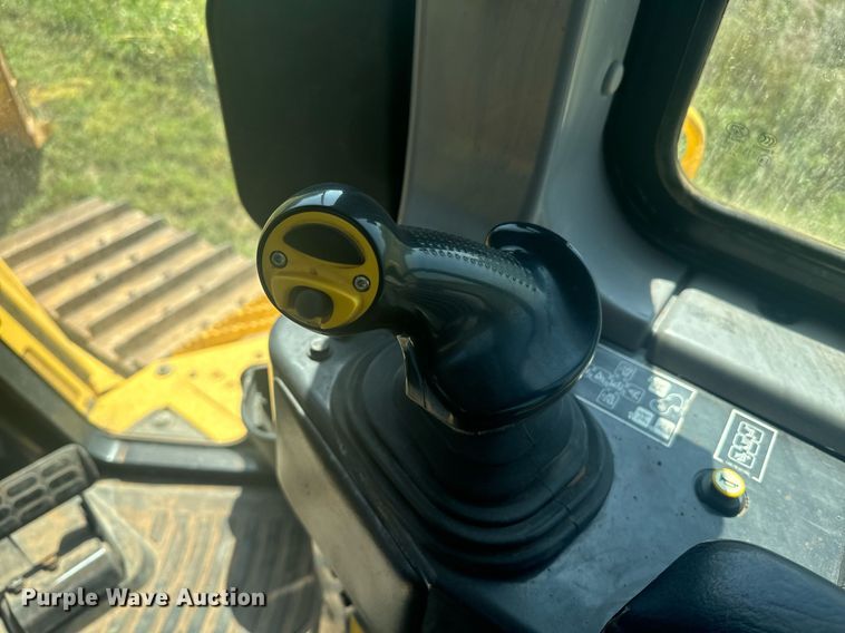 image for item EE7586 2017 Komatsu D65EX-18 dozer