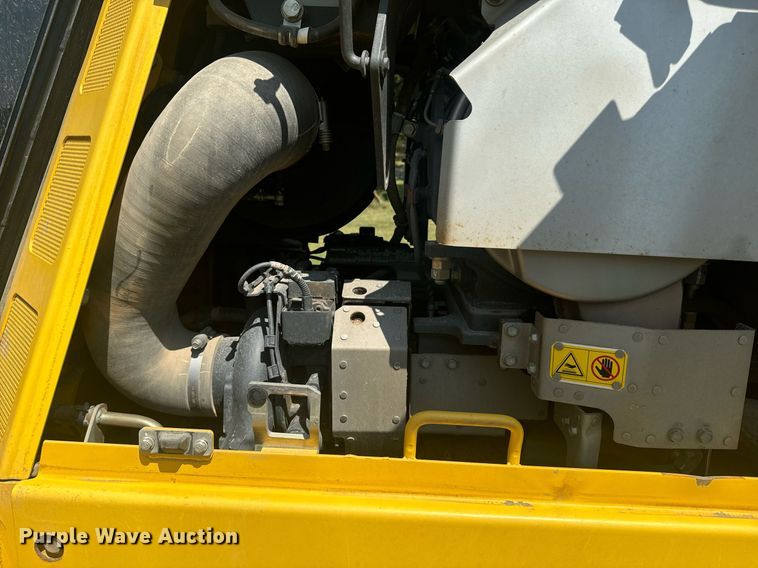 image for item EE7586 2017 Komatsu D65EX-18 dozer