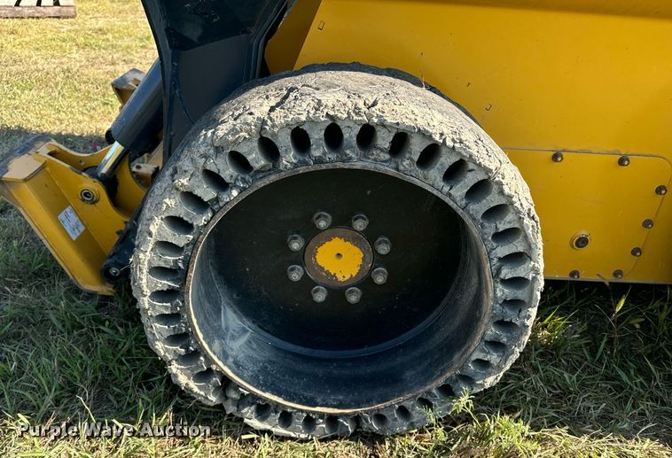 image for item EE7588 2021 John Deere 332G skid steer loader