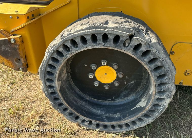 image for item EE7588 2021 John Deere 332G skid steer loader