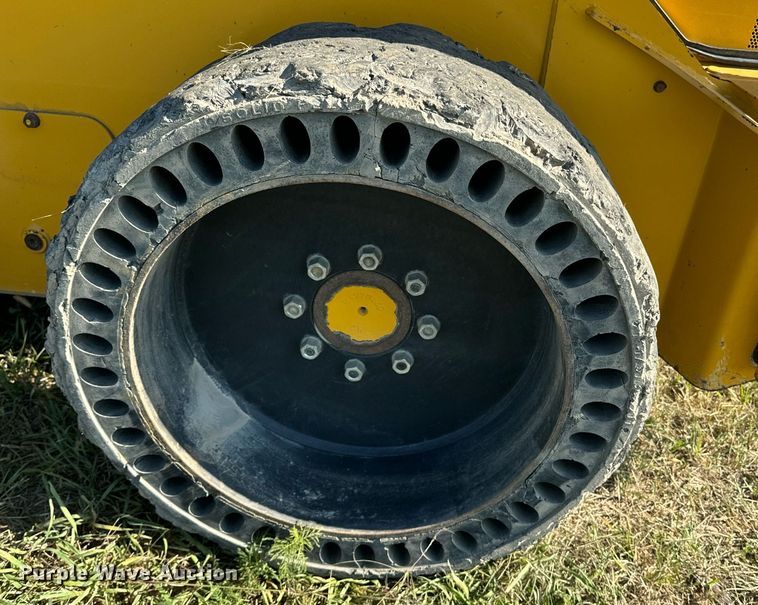 image for item EE7588 2021 John Deere 332G skid steer loader