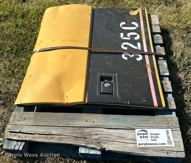image for item EE7592 Caterpillar 325C door