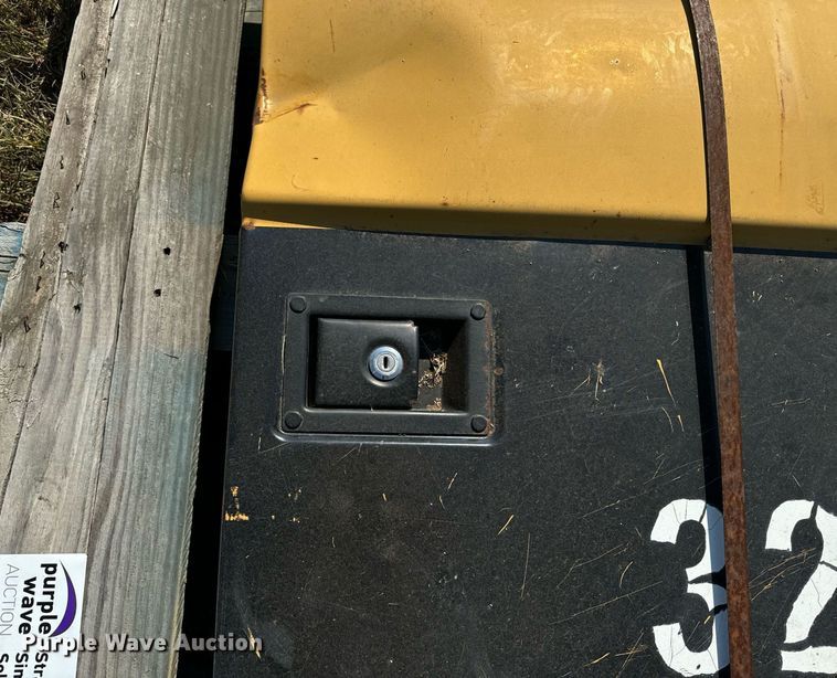image for item EE7592 Caterpillar 325C door