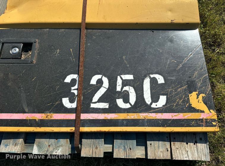 image for item EE7592 Caterpillar 325C door