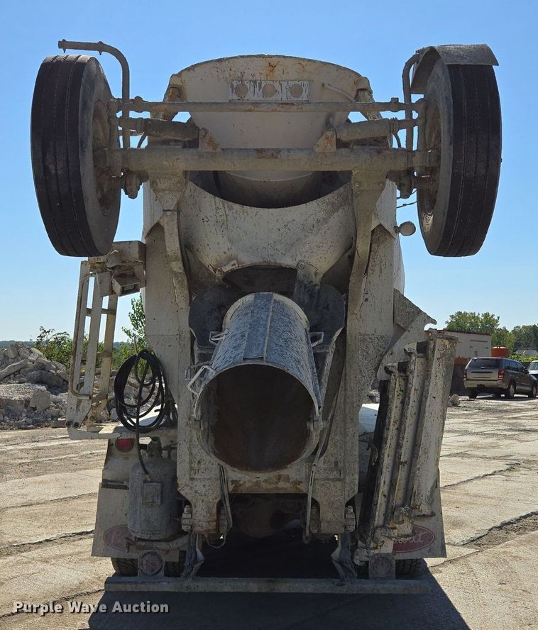 image for item EE8483 2007 Peterbilt 357 ready mix truck