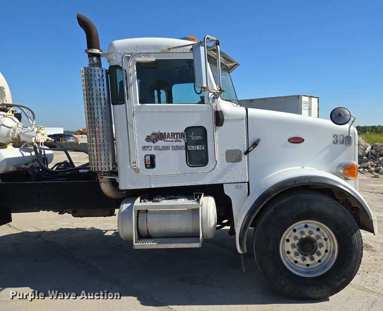 image for item EE8483 2007 Peterbilt 357 ready mix truck