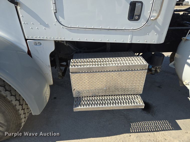 image for item EE8483 2007 Peterbilt 357 ready mix truck