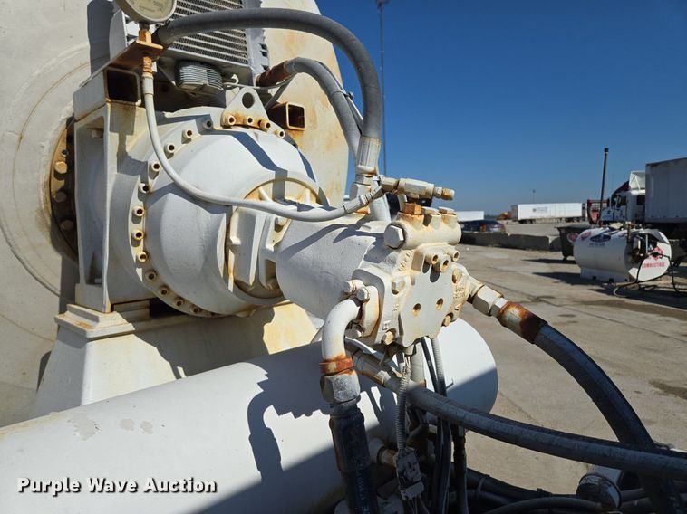 image for item EE8483 2007 Peterbilt 357 ready mix truck