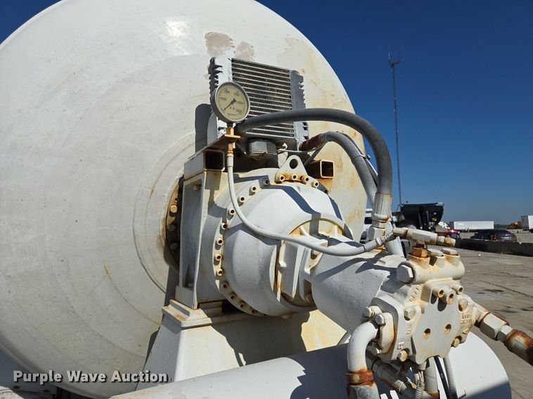 image for item EE8483 2007 Peterbilt 357 ready mix truck