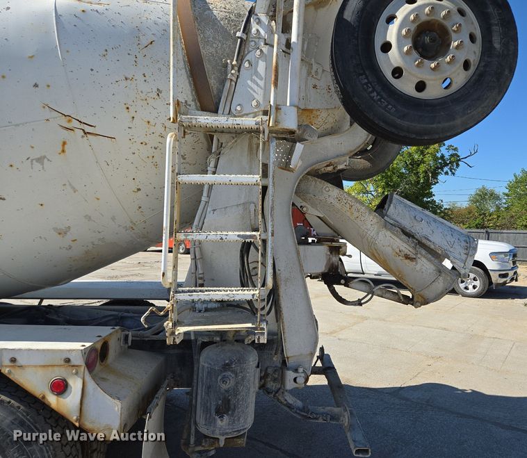 image for item EE8483 2007 Peterbilt 357 ready mix truck