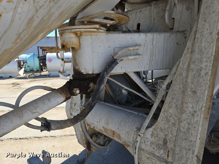 image for item EE8483 2007 Peterbilt 357 ready mix truck