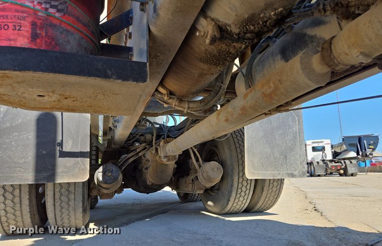 image for item EE8483 2007 Peterbilt 357 ready mix truck