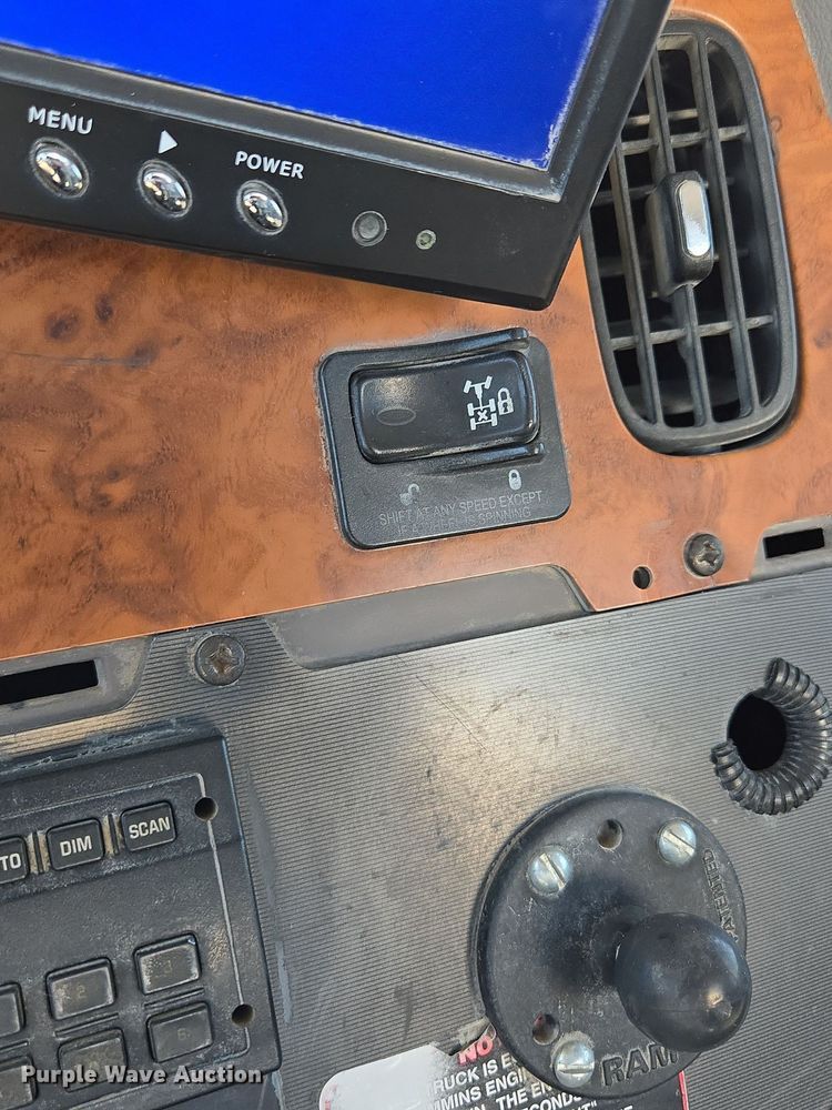 image for item EE8483 2007 Peterbilt 357 ready mix truck