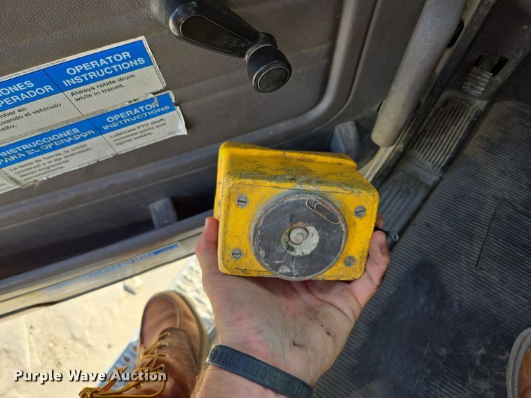 image for item EE8483 2007 Peterbilt 357 ready mix truck