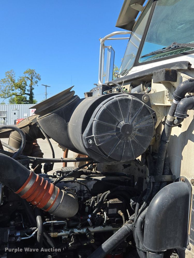 image for item EE8483 2007 Peterbilt 357 ready mix truck