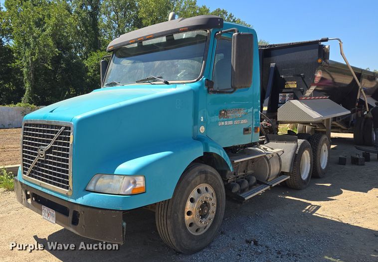 image for item EE8484 2007 Volvo  VNM semi truck