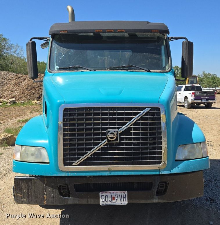 image for item EE8484 2007 Volvo  VNM semi truck