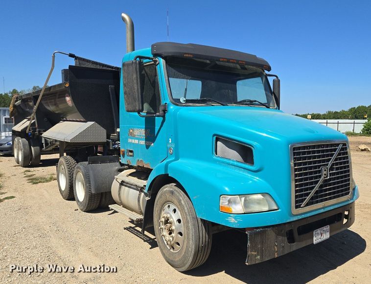 image for item EE8484 2007 Volvo  VNM semi truck