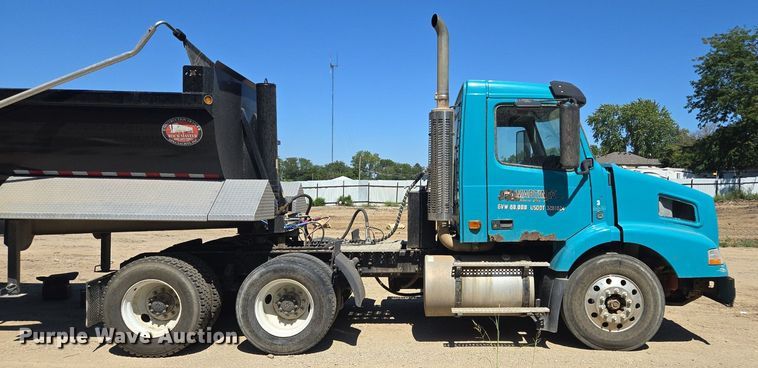 image for item EE8484 2007 Volvo  VNM semi truck