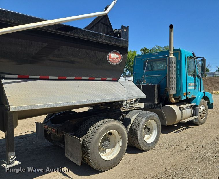 image for item EE8484 2007 Volvo  VNM semi truck